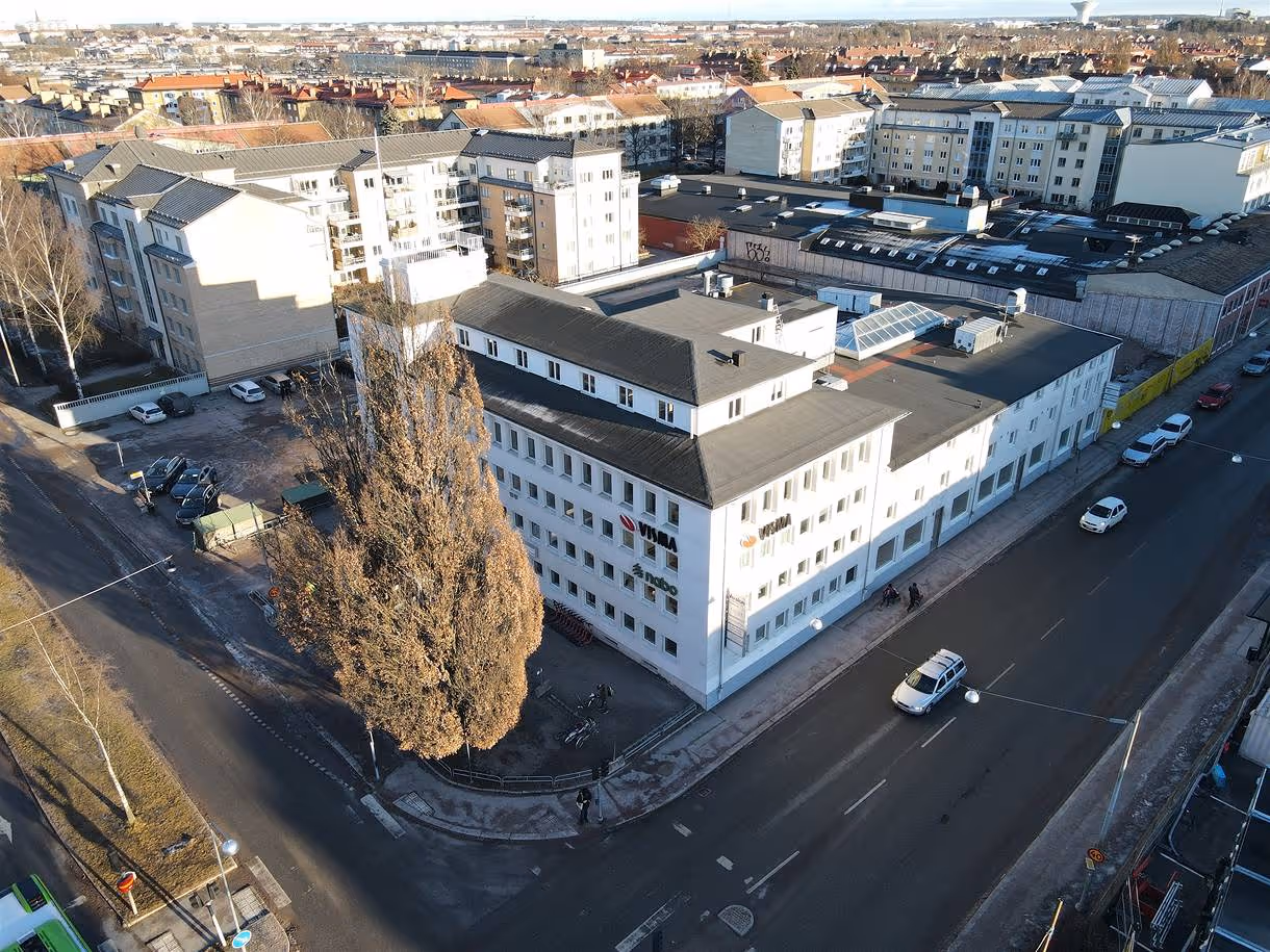 Flygbild över fastigheten på S:t Olofsgatan 35 med centrala Uppsala i bakgrunden
