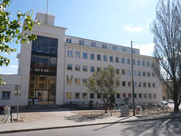 Fastigheten S:t Olofsgatan 35 sedd från gatan