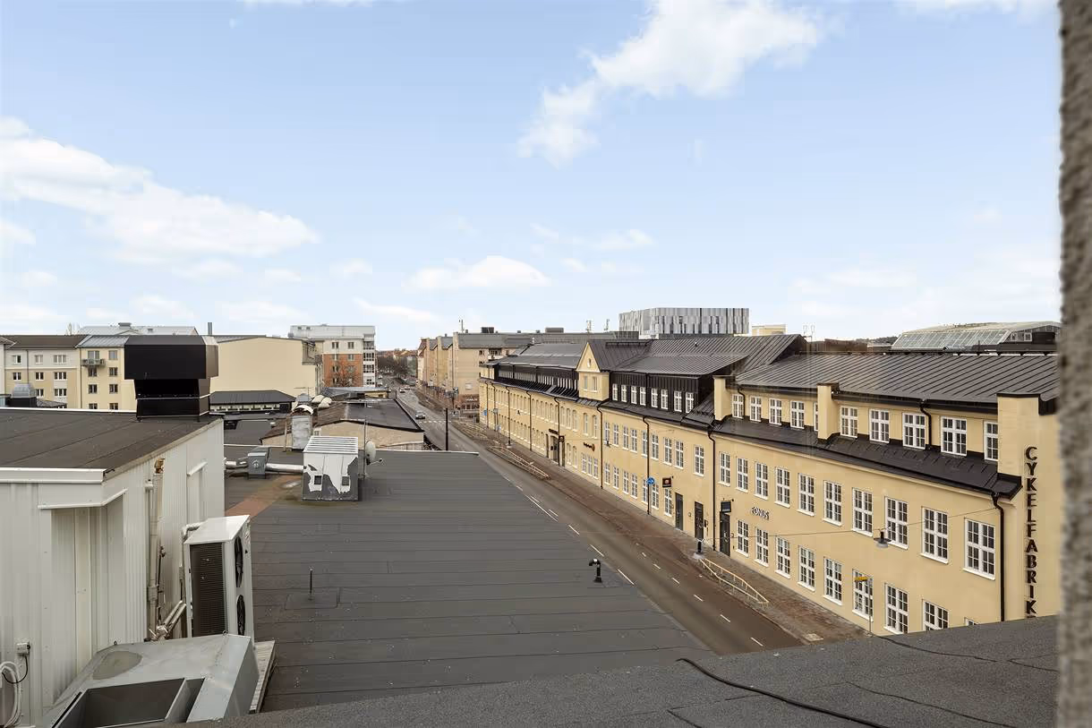 Vy från fastigheten ut över gatan mot Cykelfabriken